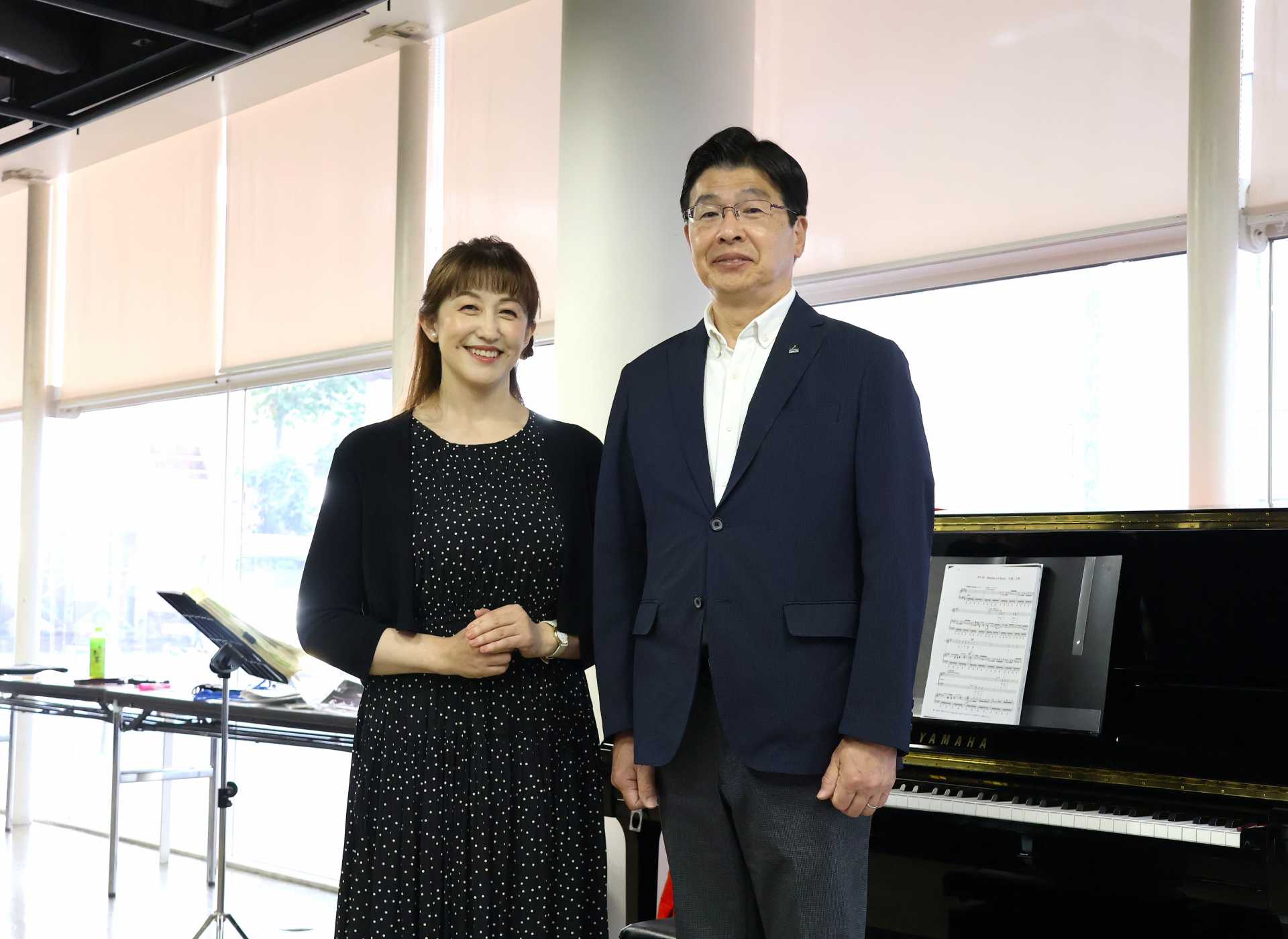 声楽家でソプラノ歌手・稲見里恵（左）と墨田区・山本亨区長